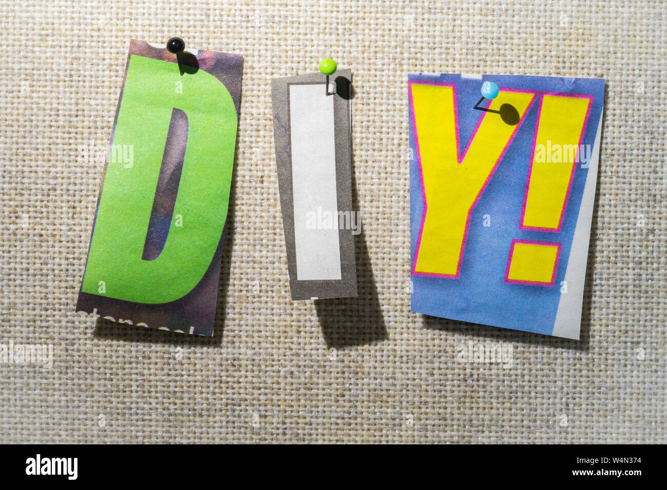 Das DIY! Tun Sie es sich auf einem Brett mit Cut-out Papier Buchstaben in die loesegeldforderungen Wirkung Typografie Stockfoto