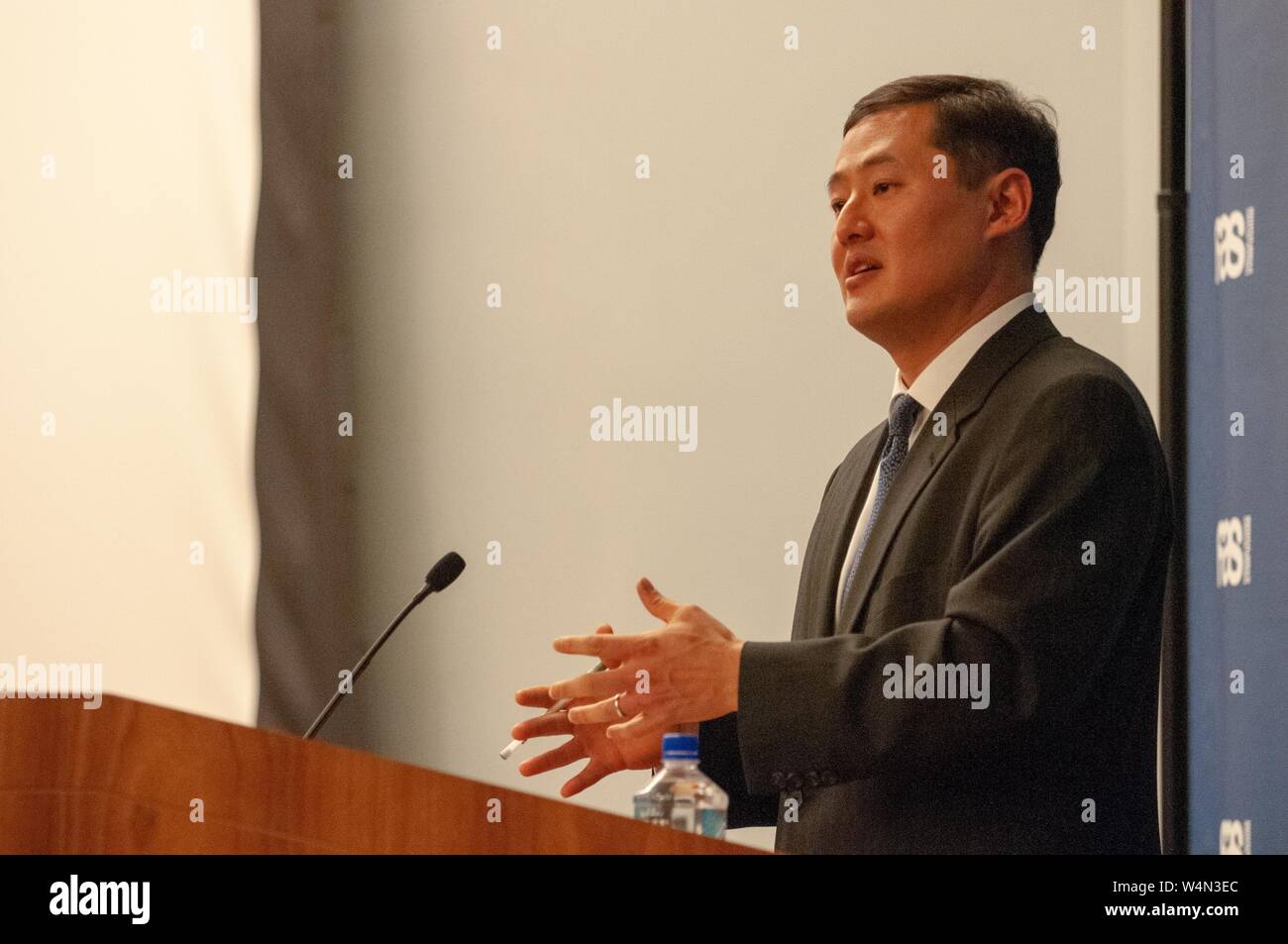 Politiker John Yoo spricht während einer Außenpolitischen Symposium an der Johns Hopkins University in Baltimore, Maryland, 17. Februar 2010. Vom Homewood Sammlung Fotografie. () Stockfoto