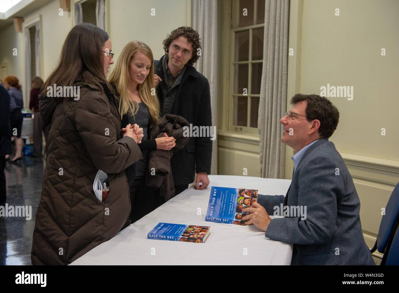 Journalist Nicholas Kristof spricht mit Studenten während einer Außenpolitischen Symposium an der Johns Hopkins University in Baltimore, Maryland, 2. Februar 2010. Vom Homewood Sammlung Fotografie. () Stockfoto