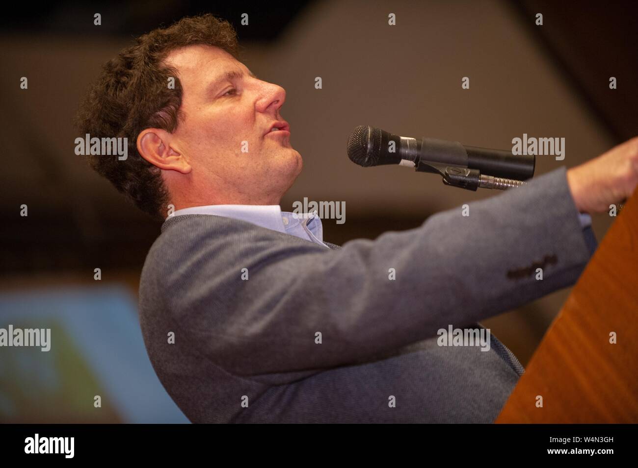 Journalist Nicholas Kristof spricht während einer Außenpolitischen Symposium an der Johns Hopkins University in Baltimore, Maryland, 2. Februar 2010. Vom Homewood Sammlung Fotografie. () Stockfoto