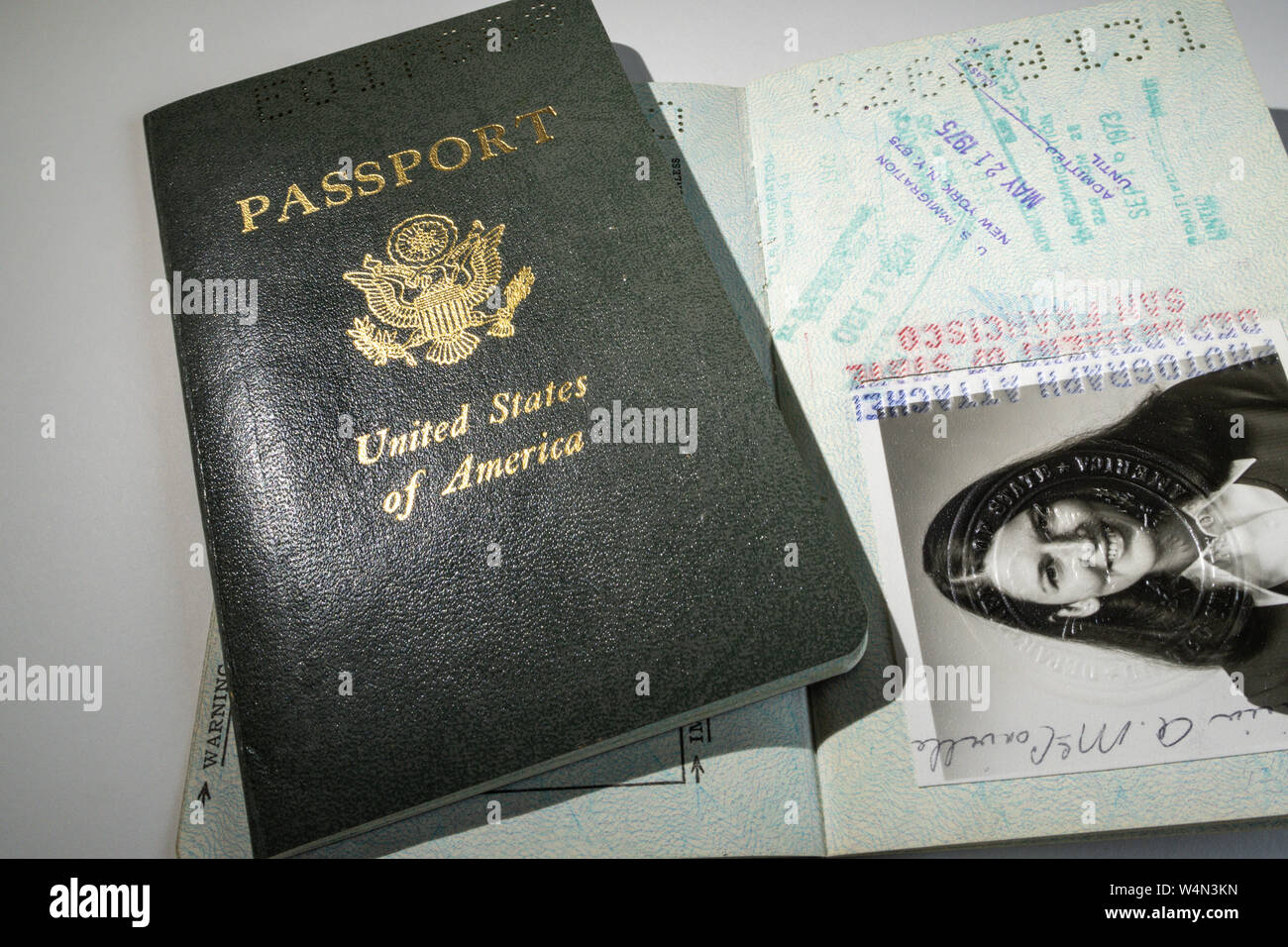 1970er Pass einer jungen Frau, Offen und Geschlossen, USA Stockfoto