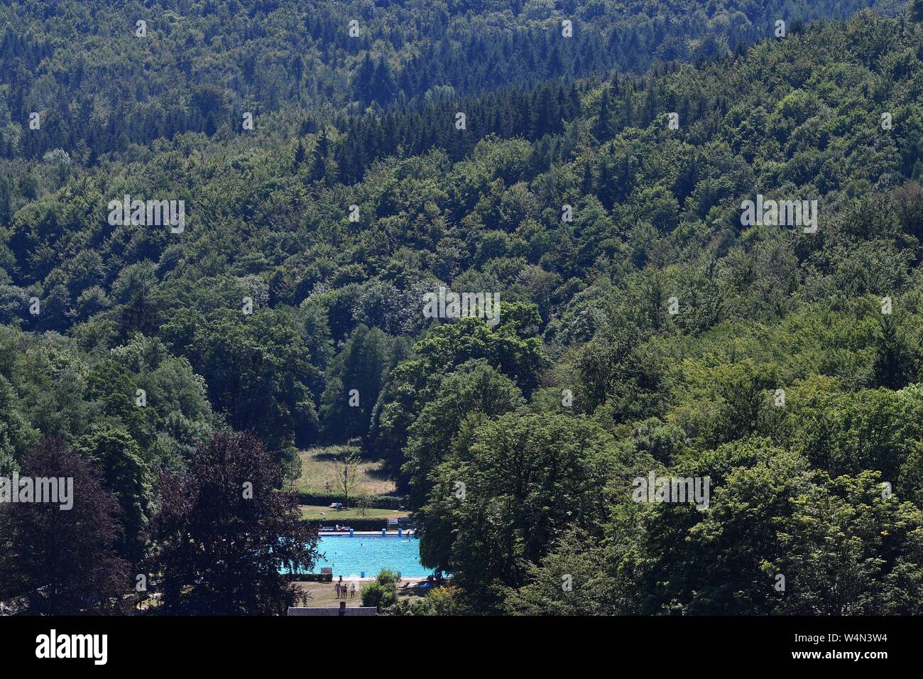 Warum Schimmert Ein See Schwarz Und Ein Swimmingpool Hellblau www.alamy.de