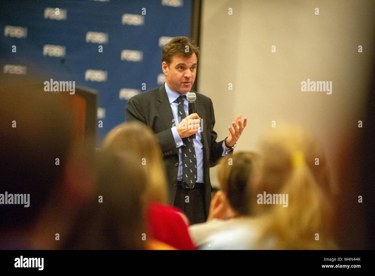 Niall Ferguson, Wirtschaftshistoriker, spricht in ein Mikrofon während einer Außenpolitischen Symposium an der Johns Hopkins Universität, Baltimore, Maryland, 24. März 2010. Vom Homewood Sammlung Fotografie. () Stockfoto
