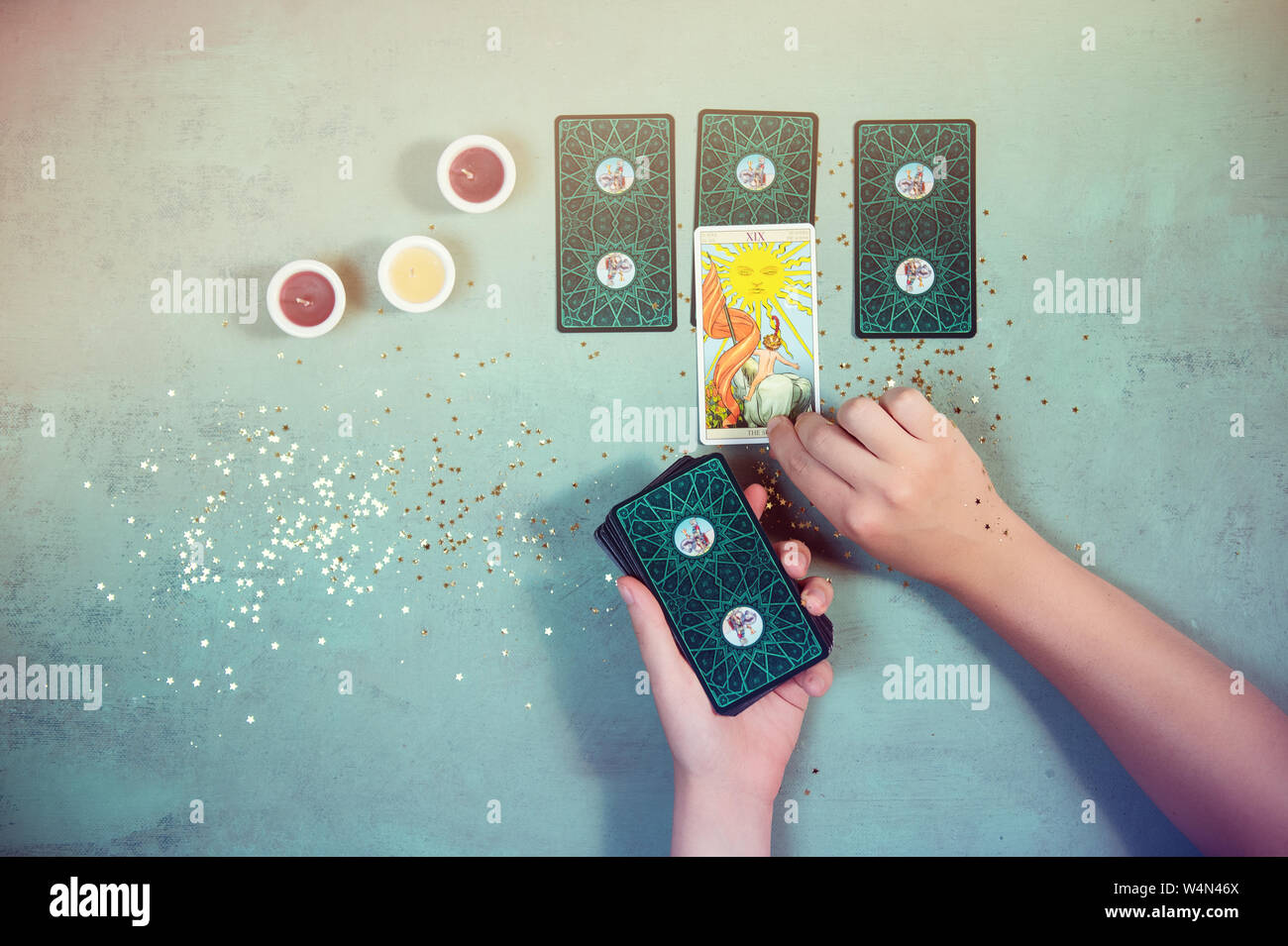 Frau liest die Zukunft und Vermögen in der tarot Karten Stockfoto