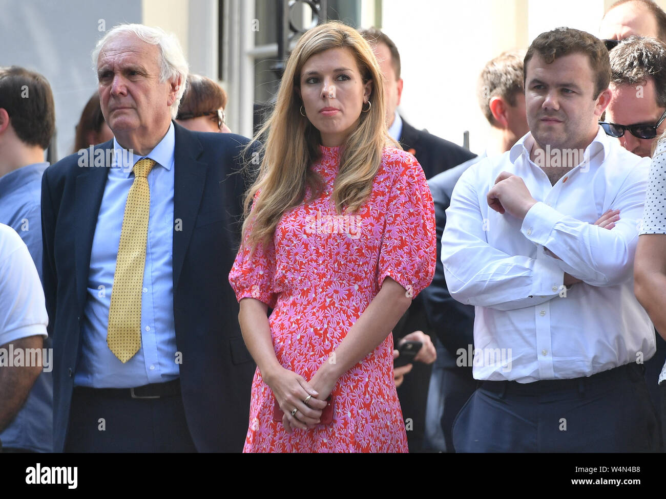 Neuer Premierminister Boris Johnson's Partner Carrie Symonds wartet auf ihn eine Rede außerhalb 10 Downing Street, London zu machen, nach einem Treffen mit Queen Elizabeth II. und ihrer Einladung, Premierminister zu werden akzeptiert und bilden eine neue Regierung. Stockfoto
