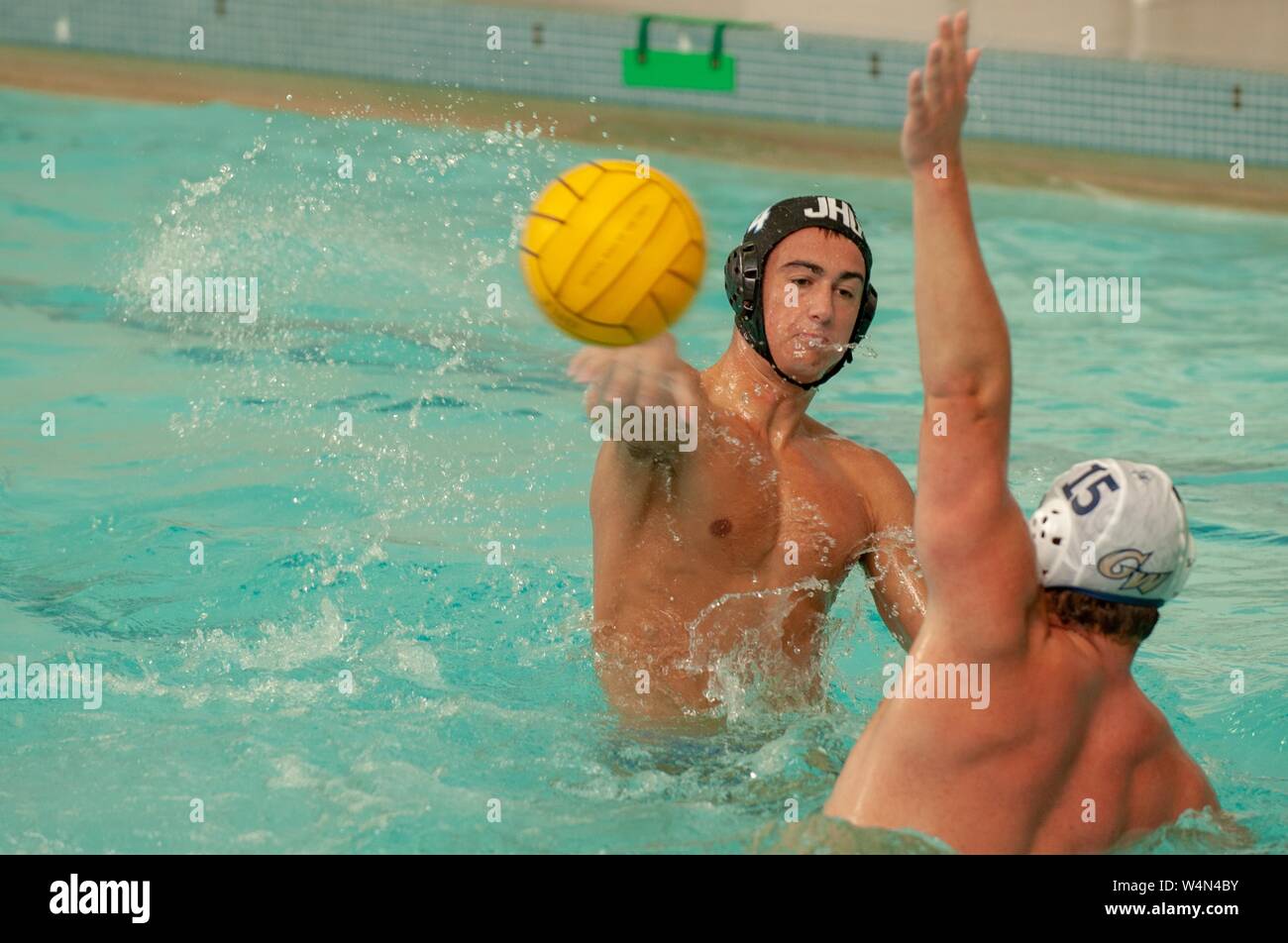 Ein Johns Hopkins Blue Jays Männer Wasserball Spieler wirft die Kugel, während in einem Spiel gegen George Washington University, 9. Oktober 2009 teilnehmen. Vom Homewood Sammlung Fotografie. () Stockfoto