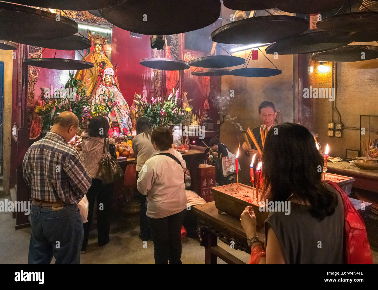 Anbeter in Man Mo Tempel ein taoistischer Tempel auf der Hollywood Road, Central District, Sheung Wan, Hong Kong Island, Hong Kong, China Stockfoto