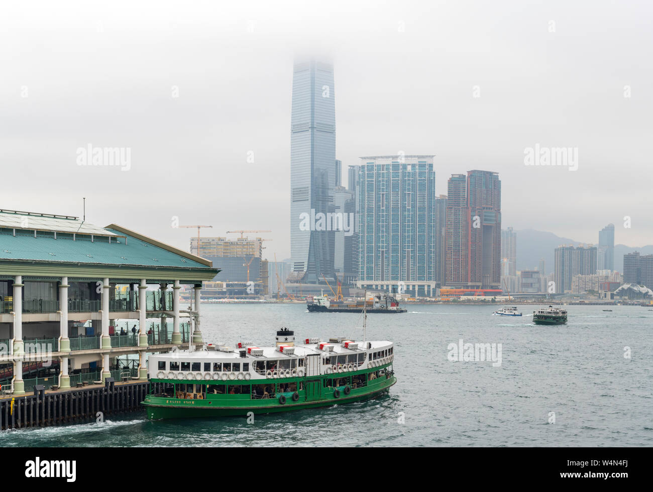 Star Ferry am zentralen Fährhafen auf der Insel Hong Kong auf der Suche nach International Commerce Center in Kowloon, Hong Kong, China Stockfoto