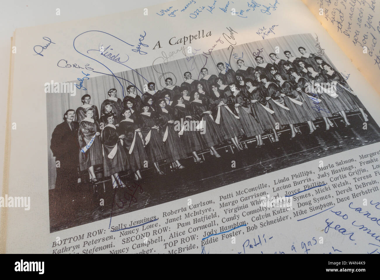 1967 Jahrbuch der High School, Close Up of Choir Group mit Unterschriften, USA Stockfoto
