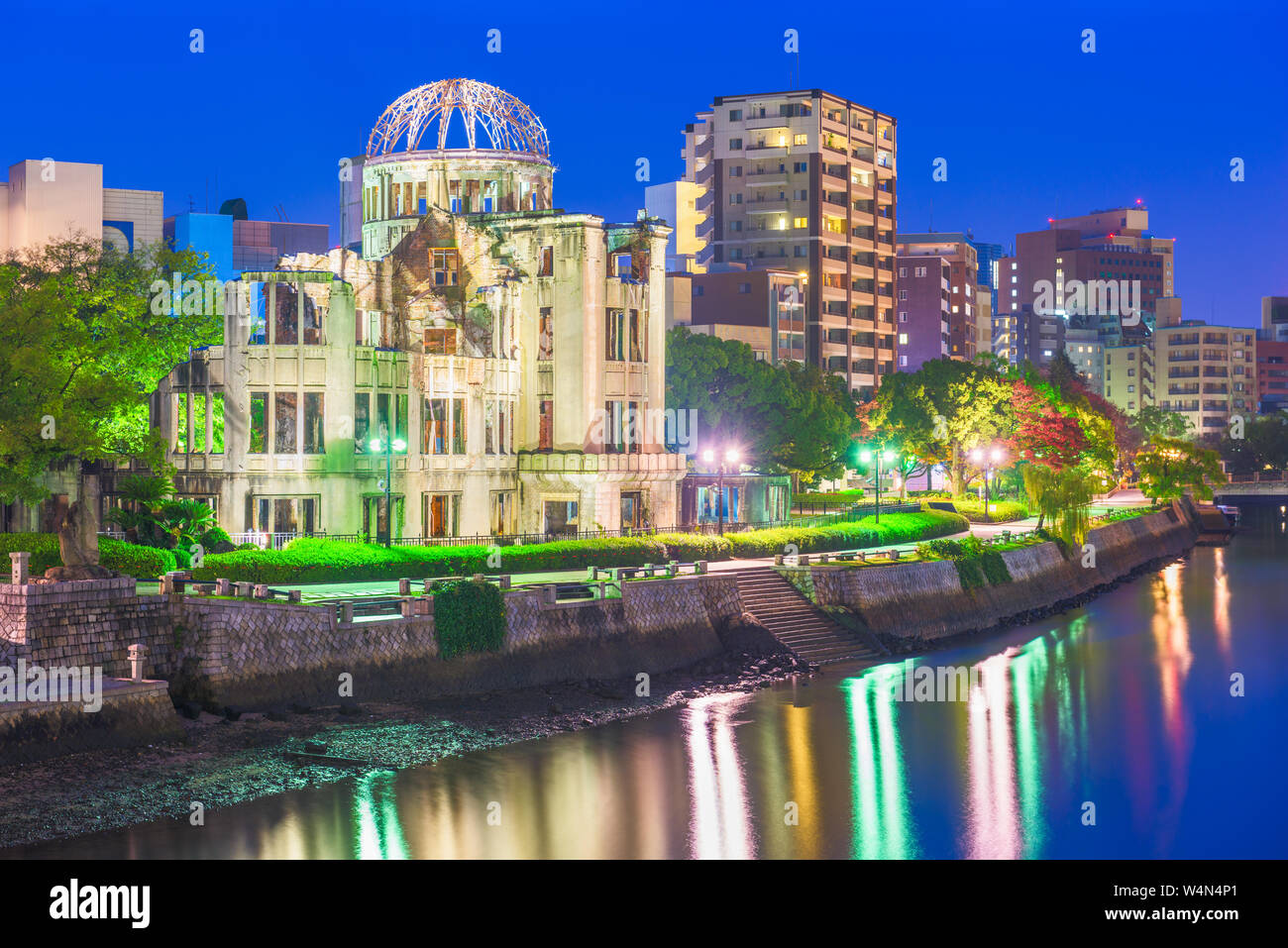 Hiroshima, Japan Skyline und Atomic Kuppel in der Dämmerung auf dem Fluss. Stockfoto