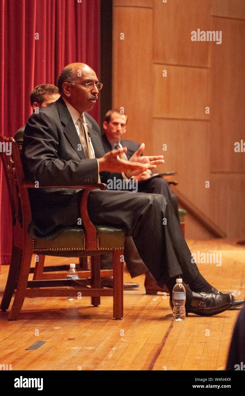 Ehemalige Politiker Michael Steele, sitzt auf der Bühne in voller Länge, Profil, in einer außenpolitischen Symposium an der Johns Hopkins Universität, Baltimore, Maryland, 5. November 2009 teilnehmen. Vom Homewood Sammlung Fotografie. () Stockfoto