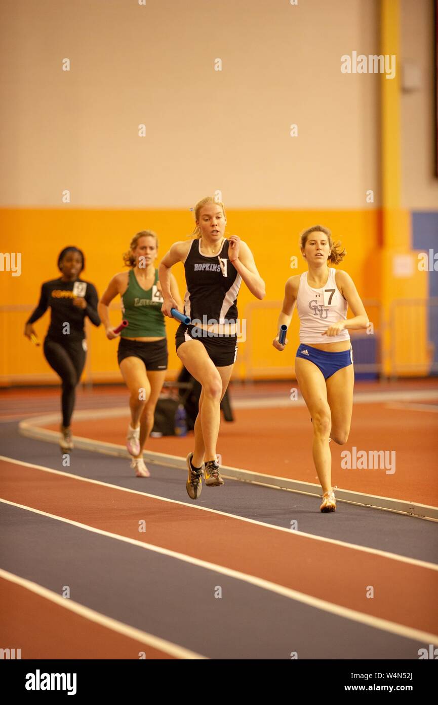 Ein Mitglied der Johns Hopkins Blue Jays Frauen Leichtathletik team Sprints vor der Konkurrenz beim Rennen an der Johns Hopkins Universität, Baltimore, Maryland, 16. Januar 2010. Vom Homewood Sammlung Fotografie. () Stockfoto