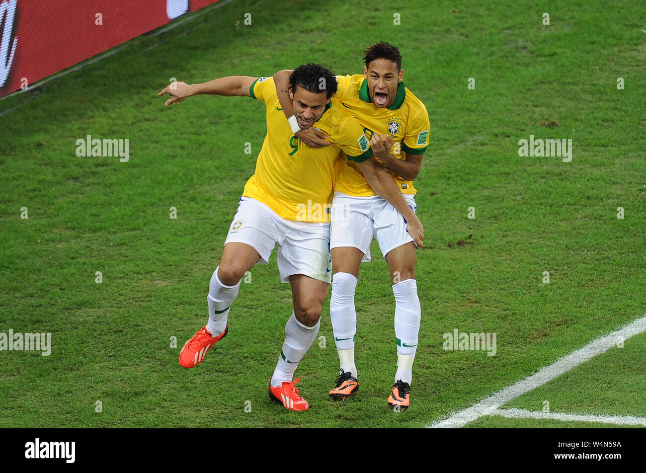 Die Fußballer der brasilianischen Mannschaft, Fred und Neymar, feiert das Ziel beim Spiel Brasilien gegen Spanien im Finale des Confederations Cu Stockfoto