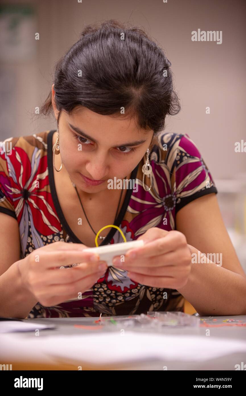 Nahaufnahme einer Person auf ein Projekt in einem Robotik Labor in der Whiting School of Engineering an der Johns Hopkins Universität, Baltimore, Maryland, 22. Juli 2010. Vom Homewood Sammlung Fotografie. () Stockfoto