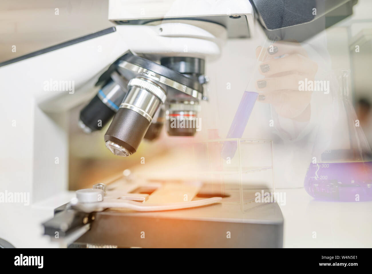 In der Nähe des farbenfrohen Chemikalien Reagenzgläser auf Tablett im medizinischen Labor Stockfoto
