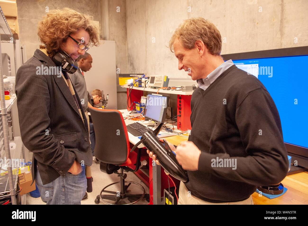 Eine Person zeigt einen Propeller angetriebene Apparate zu einem Mitglied der Johns Hopkins Robotics Club, an der Johns Hopkins Universität, Baltimore, Maryland, Dezember, 2009. Vom Homewood Sammlung Fotografie. () Stockfoto