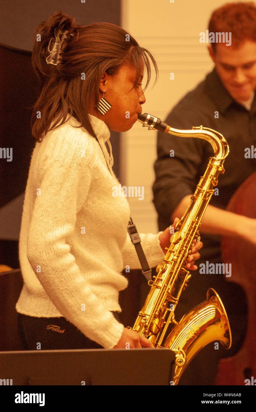 Ein Musiker spielt das Saxophon während des Black History Month Ereignis im Homewood Campus der Johns Hopkins University in Baltimore, Maryland, 26. Februar 2006. Vom Homewood Sammlung Fotografie. () Stockfoto