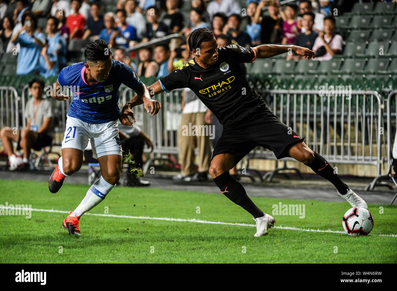 Hong Kong, Hong Kong SAR, China. 24. Juli, 2019. Kitchee FC vs Manchester City Football Club vor der Saison freundlich in Hong Kong Stadium, Causeway Bay. Man beat einheimischen Kitchee FC 6-1 mit Zielen von D. Silva, L. San, R. Sterling, N.Z. Touaizi und I.P. La Rosa. Leroy Sane (R) hält den Ball weg von Kitchees Tong Kin Mann Quelle: HKPhotoNews/Alamy leben Nachrichten Stockfoto