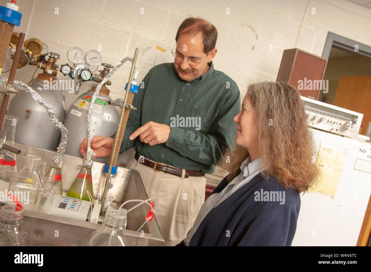 Von schräg Ed Bouwer und Lynn Roberts, Umweltwissenschaftler, in einem Whiting School of Engineering Lab Zimmer an der Johns Hopkins Universität, Baltimore, Maryland, 15. März 2006. Vom Homewood Sammlung Fotografie. () Stockfoto