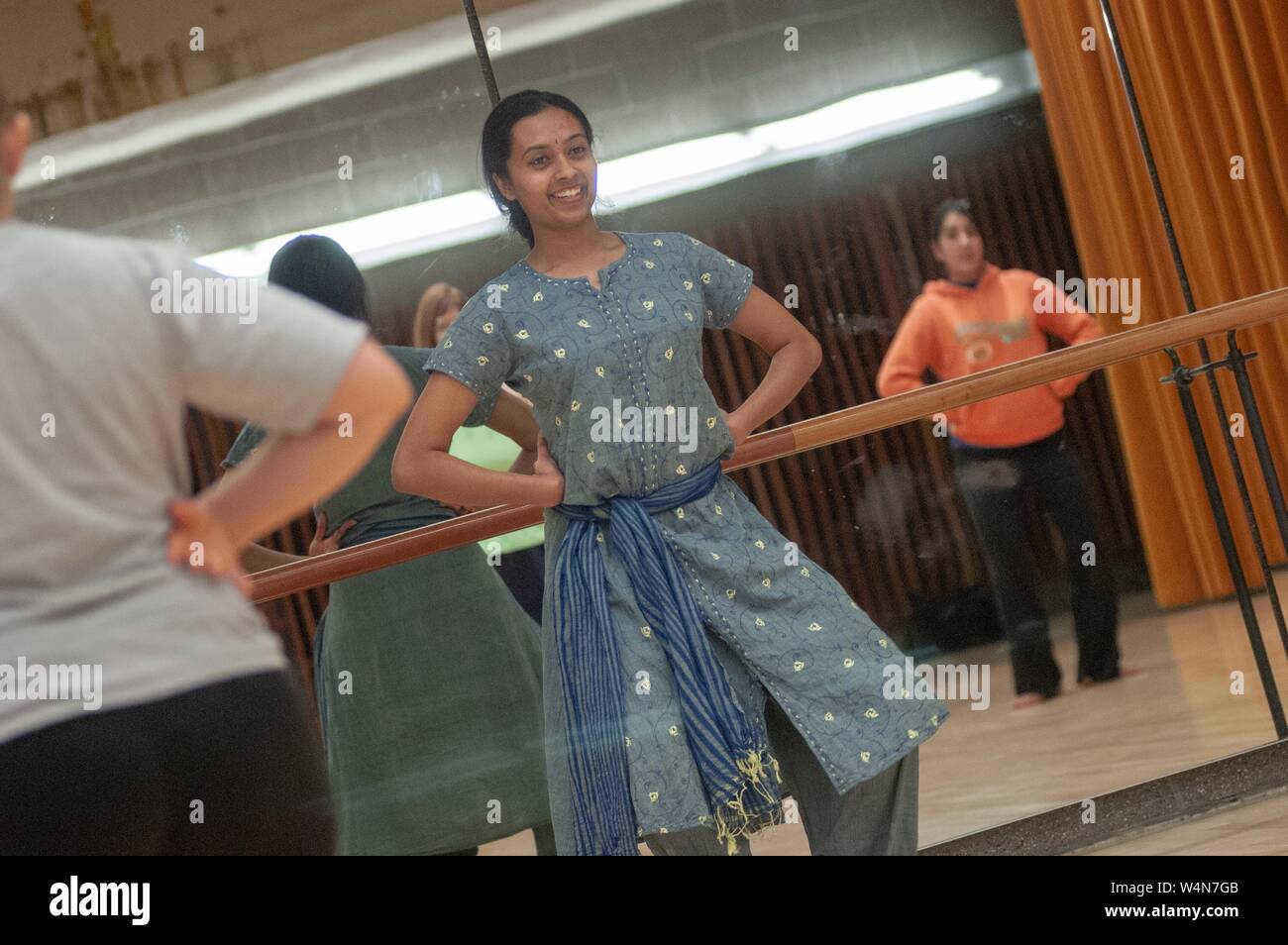 Von schräg Personen, in einem verspiegelten Raum, lernen klassische indische Tänze Intersession an der Johns Hopkins Universität, Baltimore, Maryland, 12. Januar 2006. Vom Homewood Sammlung Fotografie. () Stockfoto