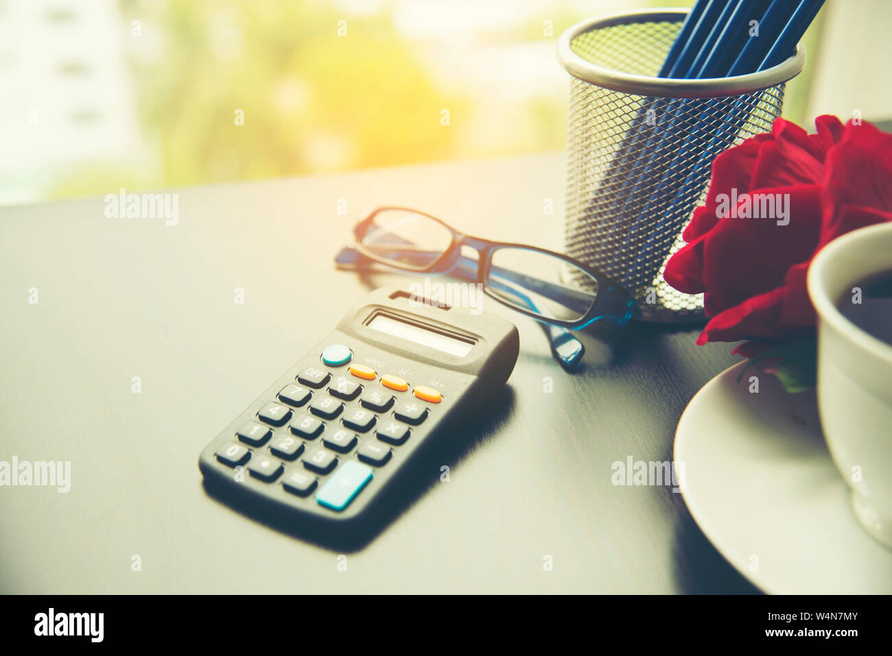 Bürobedarf mit Bleistift Taschenrechner, Gläser, Tasse Kaffee mit kopieren. office Material. Stockfoto
