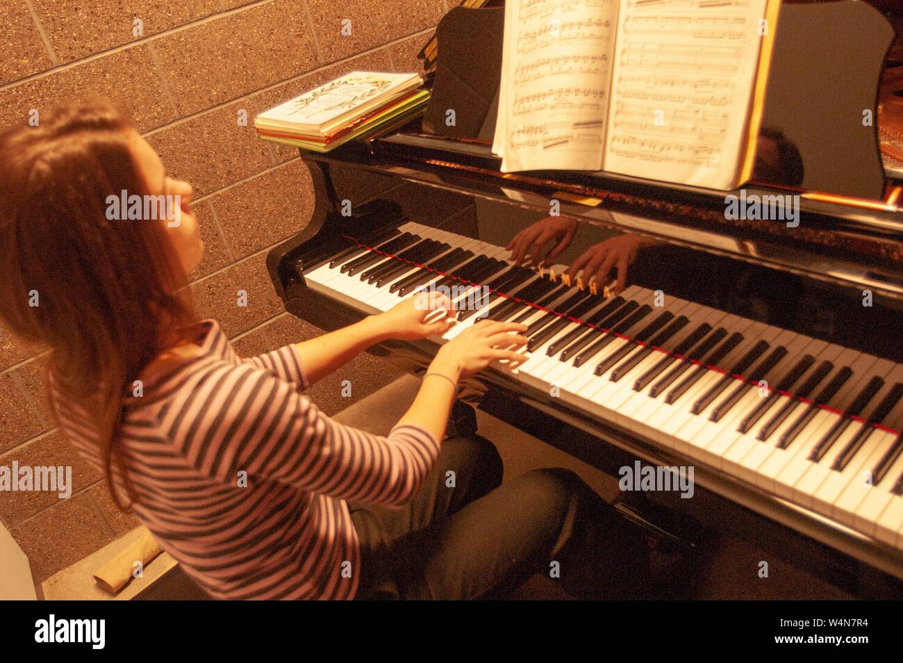 Hohe Weitwinkelaufnahme eines Musikers Klavier spielen, in einer Praxis, die Zimmer an der Mattin Center, an der Johns Hopkins Universität, Baltimore, Maryland, 5. Februar 2006. Vom Homewood Sammlung Fotografie. () Stockfoto