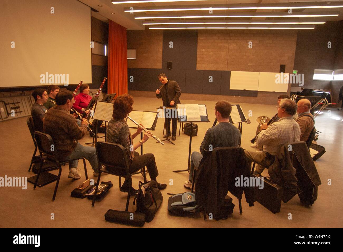 Eine Leiter führt eine kleine Wind Ensemble, in einer Praxis, die Zimmer in der Mattin Center, an der Johns Hopkins Universität, Baltimore, Maryland, 5. Februar 2006. Vom Homewood Sammlung Fotografie. () Stockfoto