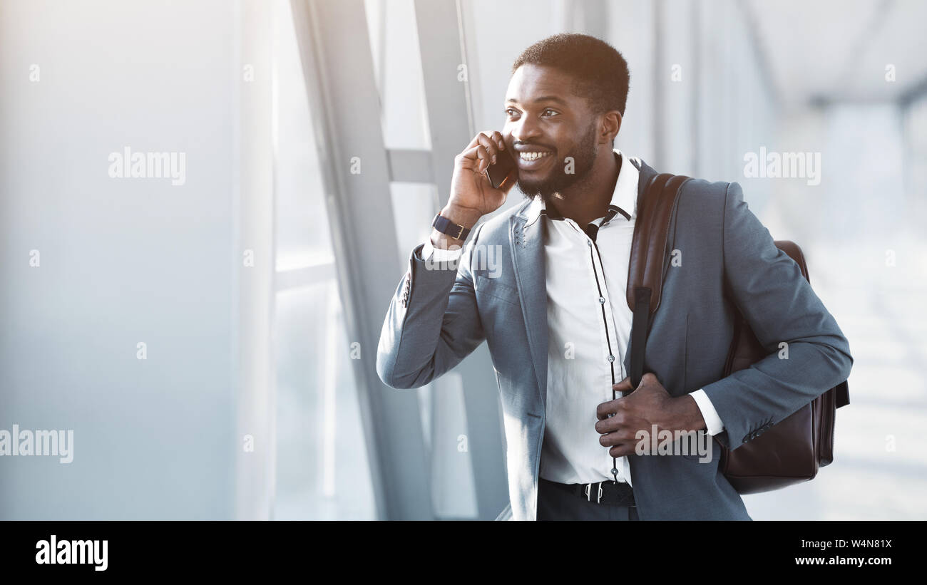 Afro Geschäftsmann in Business Talk am Telefon im Flughafen Stockfoto