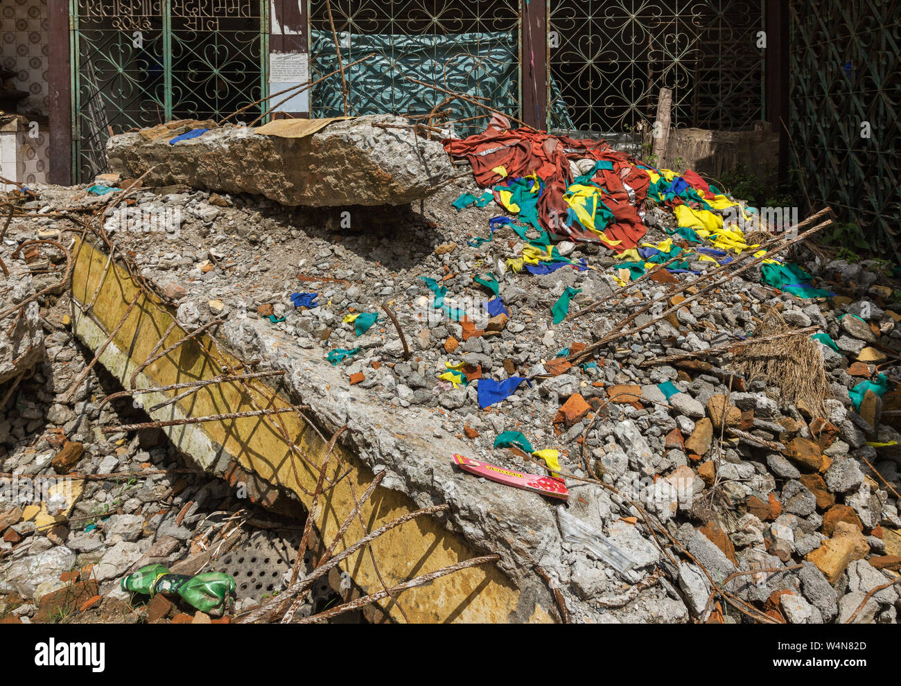 Teil einer eingestürzten Gebäude in Kathmandu nach einem Erdbeben Stockfoto