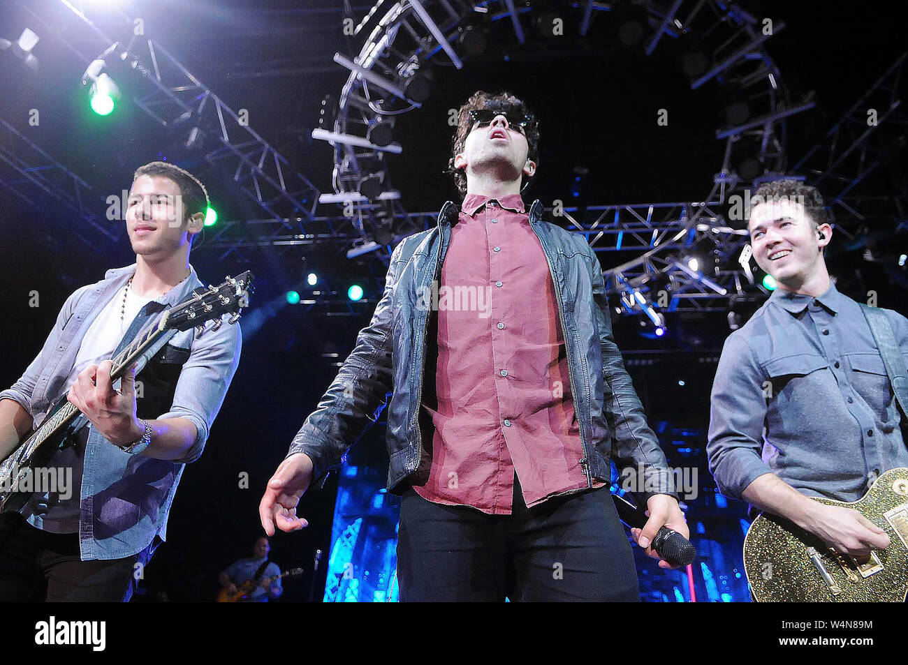 Sänger Nick Jonas, Joe Jonas, Kevin Jonas und der Band Jonas Brothers mit Musikern, während seine Show bei der Citibank Hall in Rio de Janeiro, Brasilien. Stockfoto