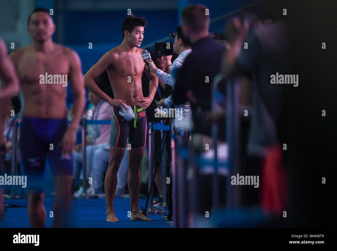 Gwangju, Südkorea. 24. Juli, 2019. Er Junyi von China ist nach den Herren 100 m Freistil Halbfinale bei der Gwangju 2019 FINA Weltmeisterschaft in Gwangju, Südkorea, 24. Juli 2019 befragt. Credit: Xia Yifang/Xinhua/Alamy leben Nachrichten Stockfoto