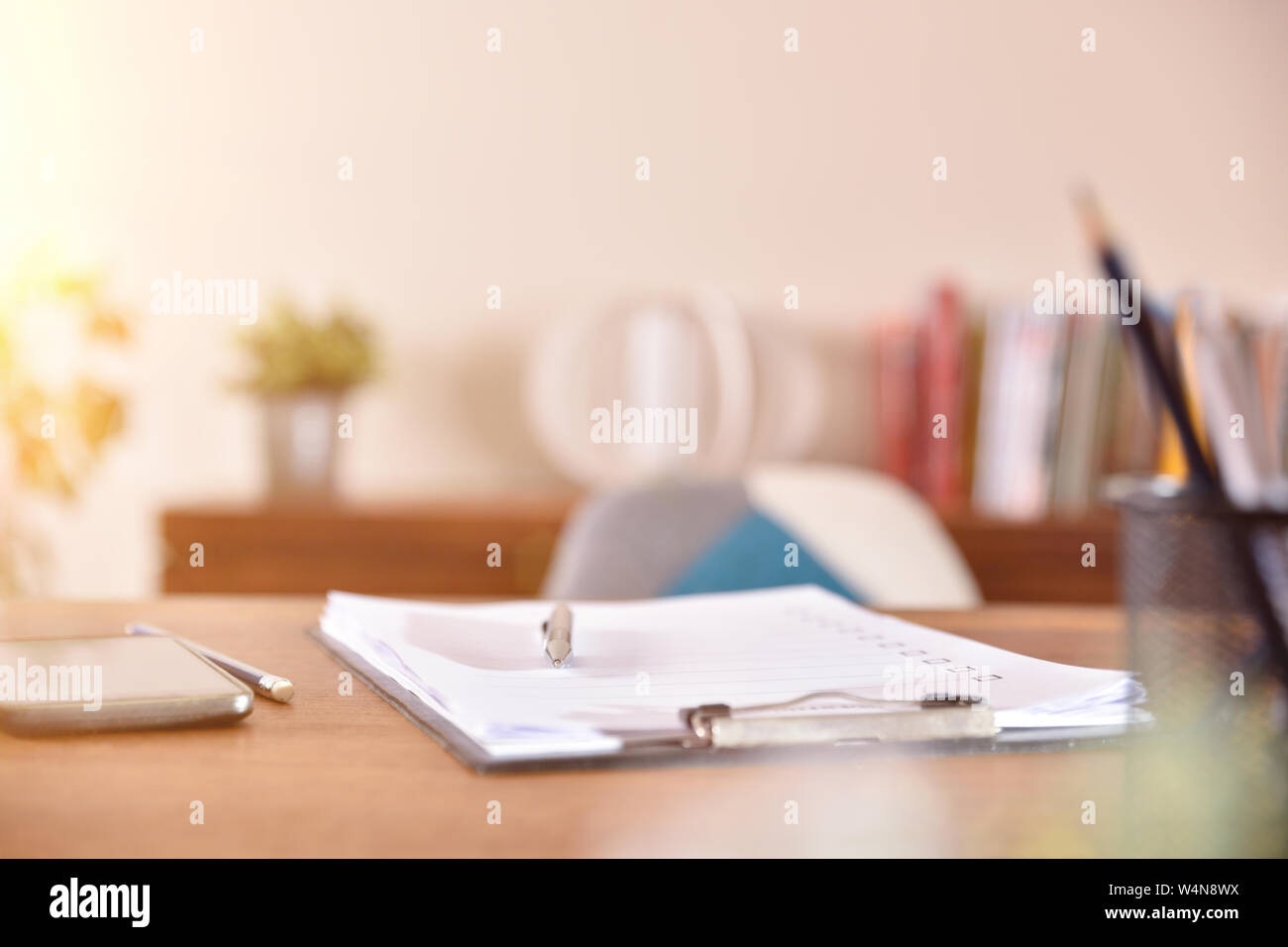 Ordner mit Fragebogen auf Holztisch im Amt. Horizontale Komposition. Vorderansicht. Stockfoto