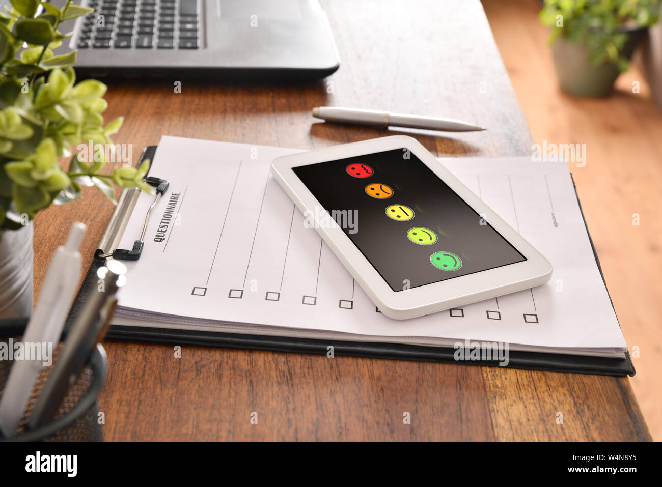 Blatt Papier Fragebogen und elektronischen Gerät auf dem Schreibtisch. Horizontale Komposition. Erhöhte anzeigen. Stockfoto