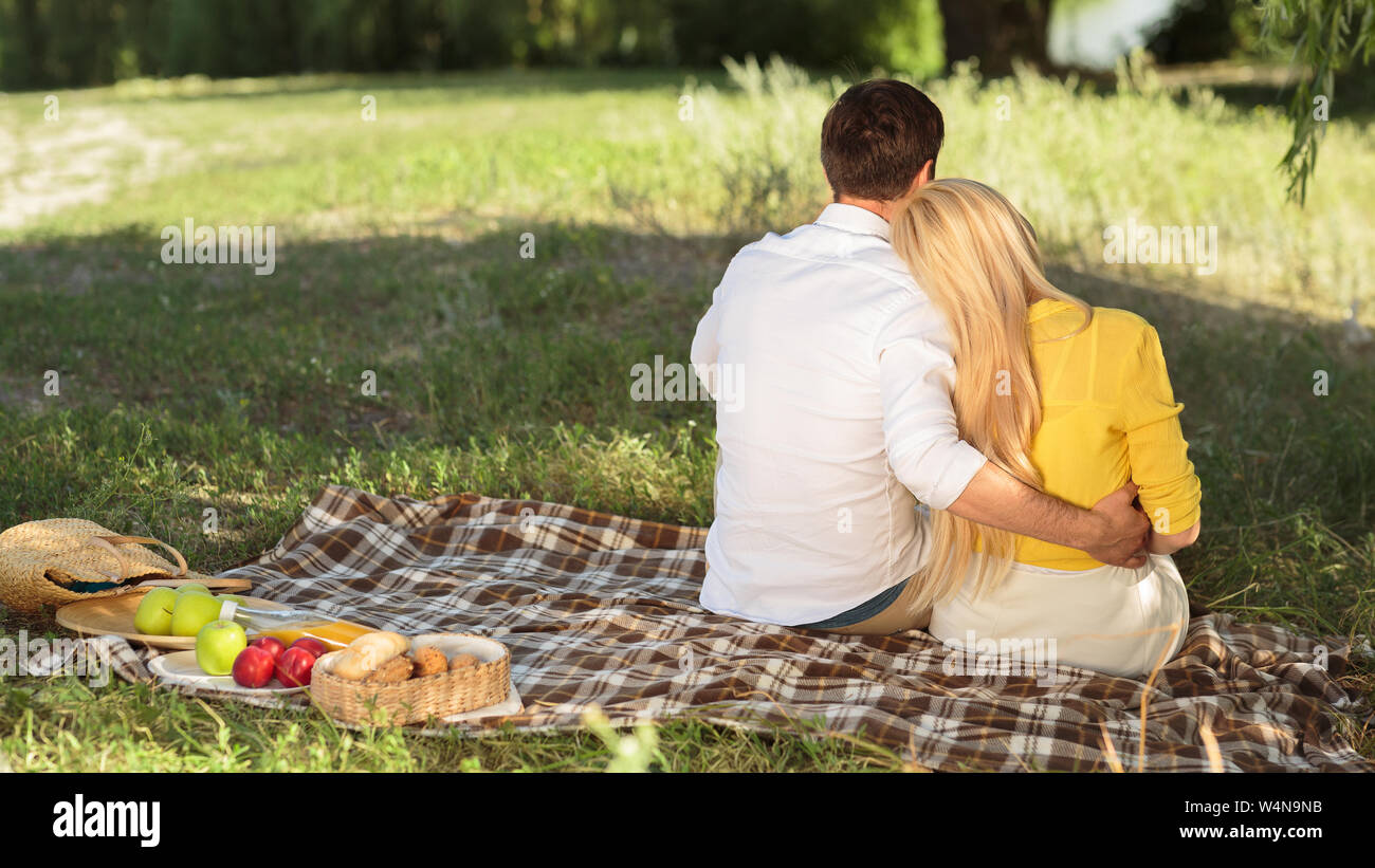 Paar im Sommer Park sitzend, mit Picknick auf Decke Stockfoto