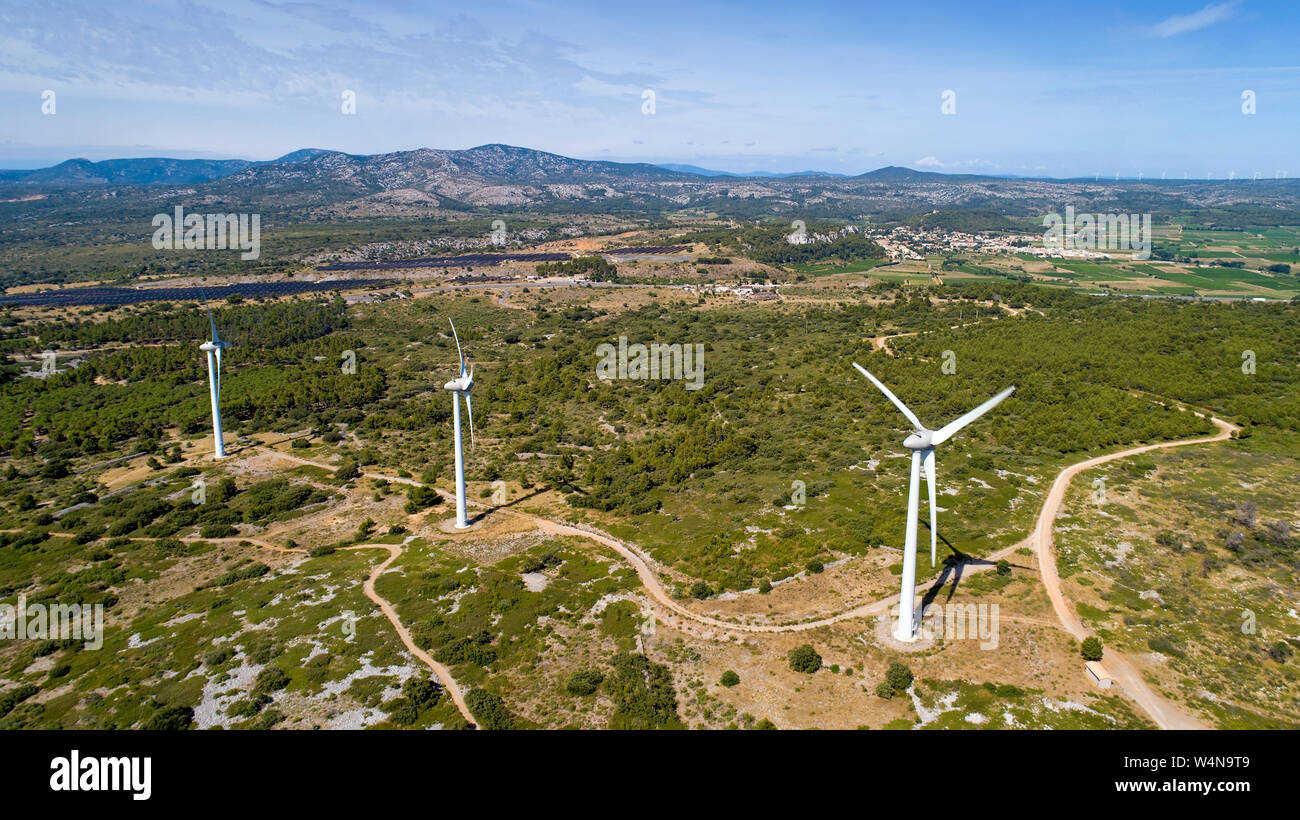 Luftbild von Windenergieanlagen in den Corbieres Berge Stockfoto