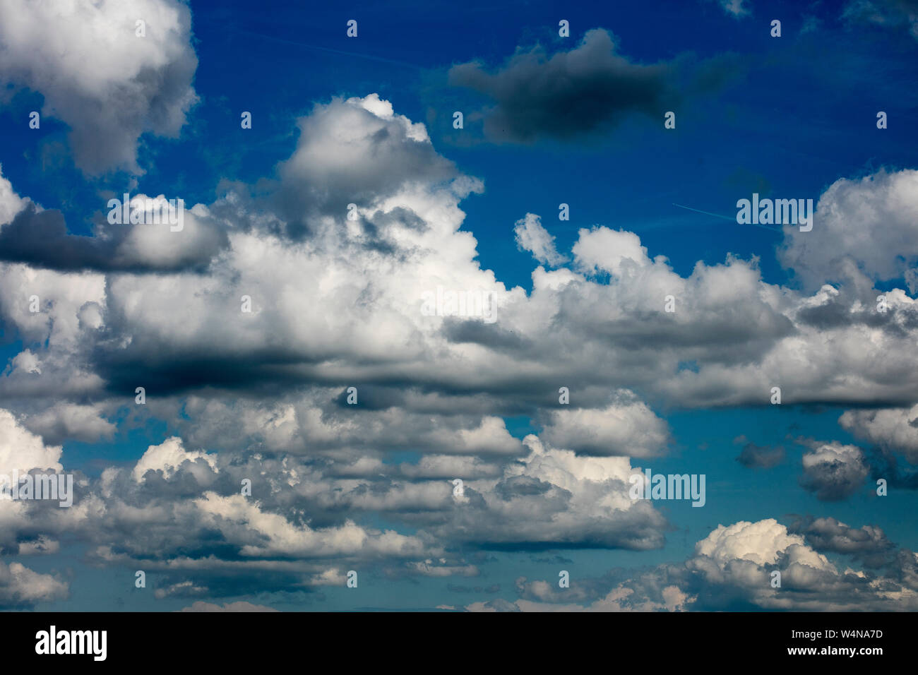 Dramatische blauer Himmel mit Wolken Sommer Stimmung Hintergrund Fine Art Drucke in hoher Qualität Produkte 50 Megapixel Stockfoto