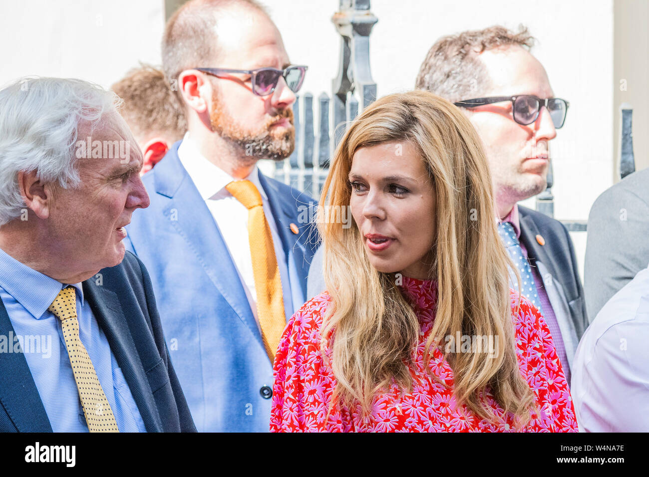 Downing Street, London, UK. 24. Juli, 2019. Carrie Symonds, Boris Partner, wartet mit seinem Team ooutside Nummer 11 - Boris Johnson, der neue Premierminister, kommt in Downing Street. Er ist ein Ersatz für die Theresa kann, nachdem sie unten trat. Credit: Guy Bell/Alamy leben Nachrichten Stockfoto
