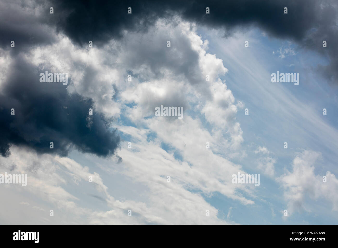 Dramatische blauer Himmel mit Wolken Sommer Stimmung Hintergrund Fine Art Drucke in hoher Qualität Produkte 50 Megapixel Stockfoto