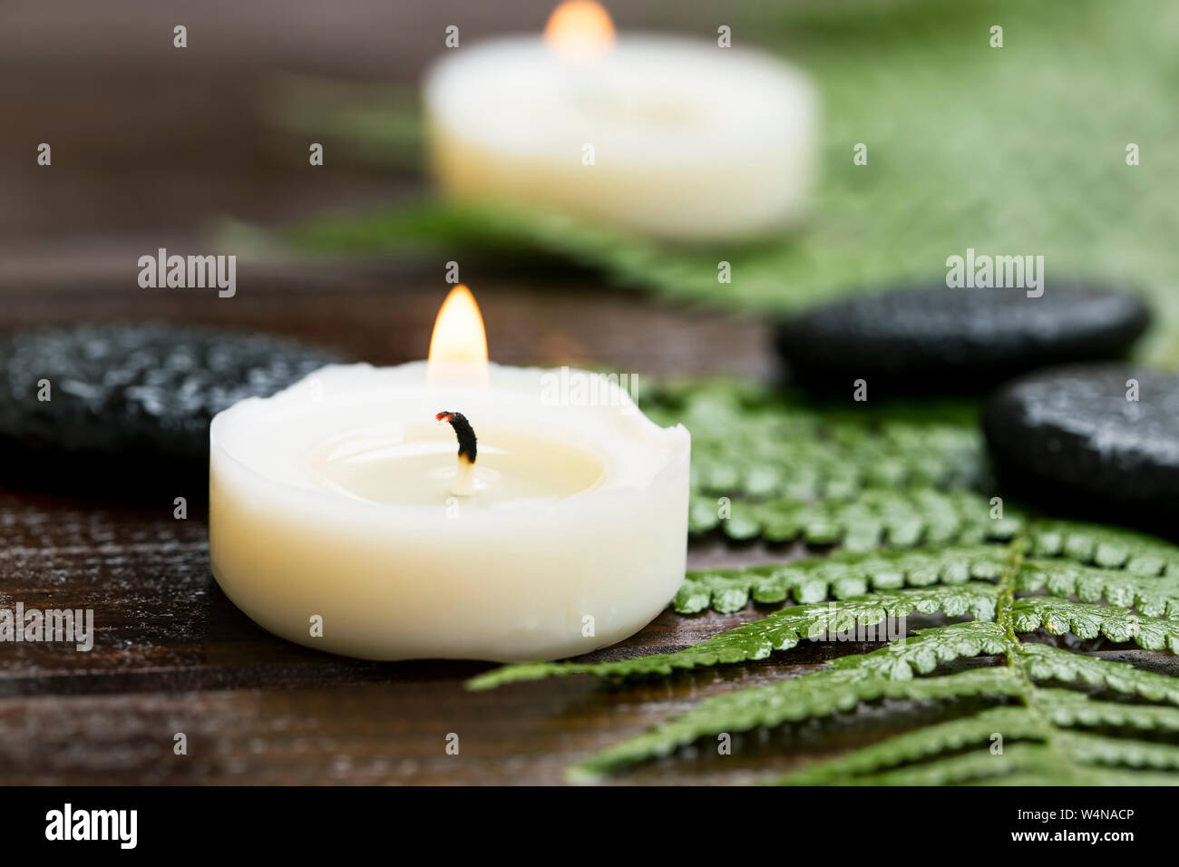 Spa Noch leben Einstellung mit Kerzen, Massage Steine und kopieren Sie Raum, spa und wellness Hintergrund Stockfoto