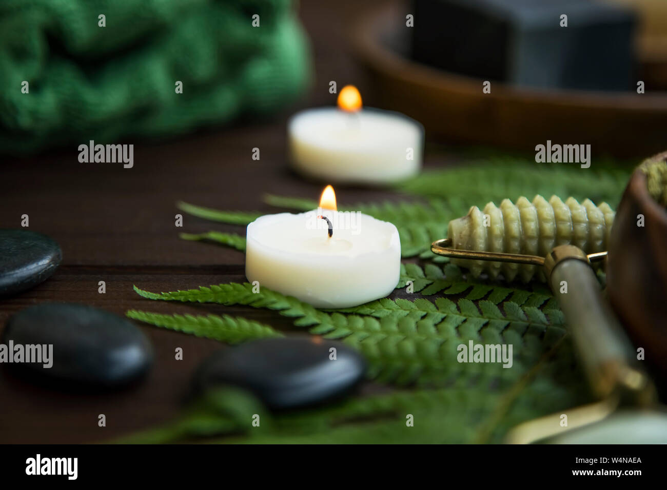 Spa Noch leben Einstellung mit Kerzen, Massage Steine und kopieren Sie Raum, spa und wellness Hintergrund Stockfoto