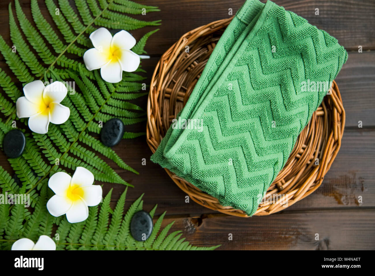 Ansicht von oben mit der Spa noch leben Einstellung mit Frangipani Blüten, Massage Steine, Handtuch, spa und wellness Hintergrund Stockfoto