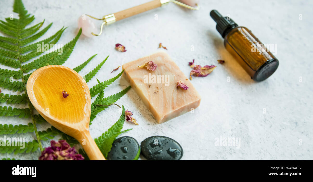 Spa noch Leben mit natürlicher Seife, Öl Flasche, Massage Steine, Wellness und Hautpflege Produkte, natürliche gesunde Hautpflege, Wellness und Spa Einstellung Stockfoto