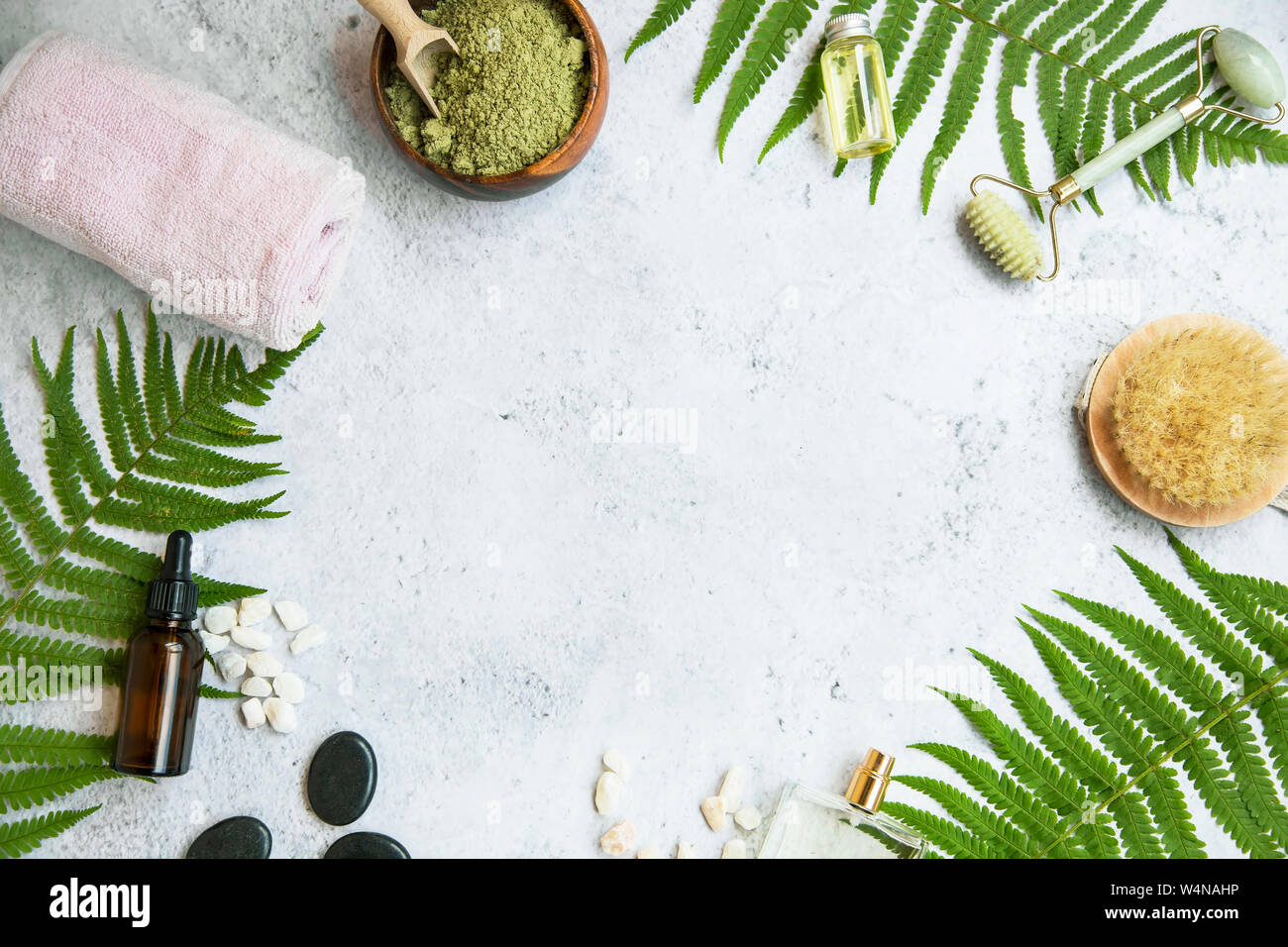 Spa immer noch Leben. Grün, botanische Spa flatlay mit Grüner lehm Pulver, Öl, Farnblätter, Massage Steine, Körperpflegeprodukte, Blick von oben auf die Wellness- und s Stockfoto