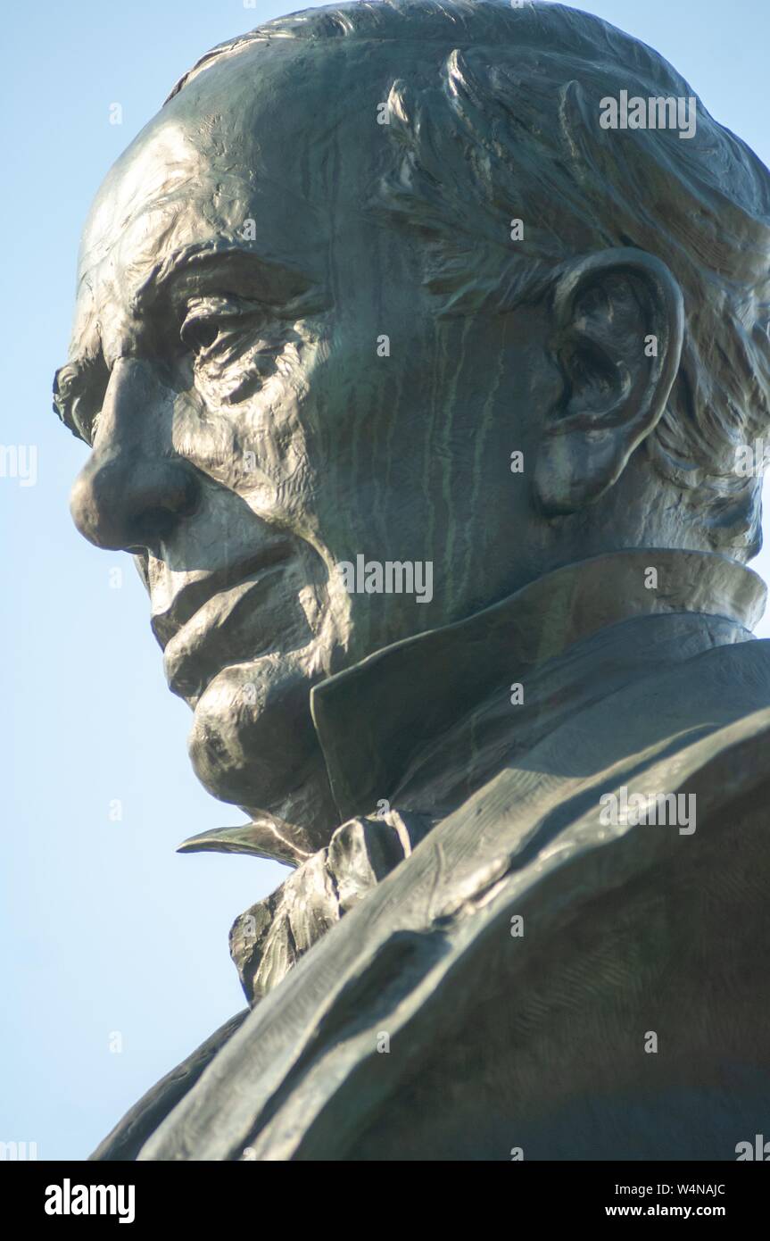 Low-Winkel, profil Nahaufnahme einer Büste von Johns Hopkins, Unternehmer und Philanthrop, auf ein Monument, das sich außerhalb der Mattin Zentrum, an der Johns Hopkins Universität, Baltimore, Maryland, März, 2007. Vom Homewood Sammlung Fotografie. () Stockfoto