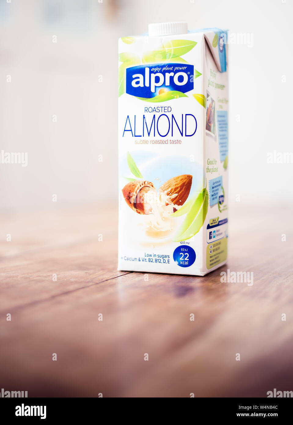 Alloa, Schottland - 123 Juli 2019: Alpro geröstete Mandel Getränk - ohne Milchprodukte Produkte Stockfoto