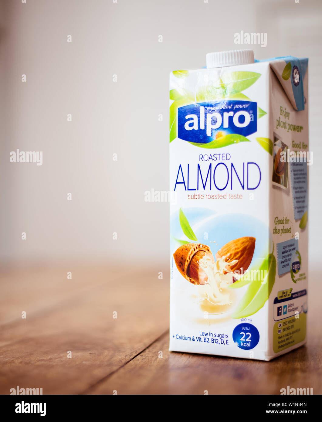 Alloa, Schottland - 123 Juli 2019: Alpro geröstete Mandel Getränk - ohne Milchprodukte Produkte Stockfoto