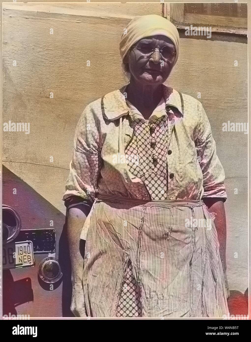 Portrait Foto von einem älteren wandernde Frau von Greeley, Nebraska vor ihr Auto Camp in Edison, Kern County, Kalifornien, 1940. Hinweis: Das Bild hat digital über ein modernes Prozess eingefärbt worden. Farben möglicherweise nicht sein - genau. Mit freundlicher Genehmigung der nationalen Archive. () Stockfoto