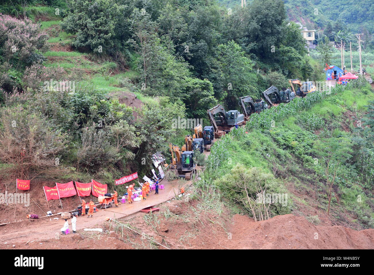 Shuicheng, Chinas Provinz Guizhou. 24. Juli, 2019. Große Bagger warten Aufträge Rettung Arbeit auf dem Weg zu den Erdrutsch in Shuicheng Grafschaft von Liupanshui durchzuführen, im Südwesten Chinas Provinz Guizhou, 24. Juli 2019. Die Zahl der Todesopfer ist nach einem Erdrutsch hit Südwesten Chinas Provinz Guizhou später Dienstag, lokale Behörden sagte am Mittwoch auf 13 gestiegen. Ab 5:15 Uhr Mittwoch, 13 Menschen tot aufgefunden worden war, weitere 11 gerettet wurden, und geschätzte 32 blieb vermisst. Rettung ist noch im Gange. Credit: Yang Ying/Xinhua/Alamy leben Nachrichten Stockfoto