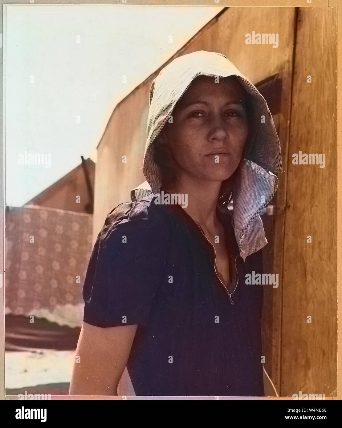 Portrait Foto einer jungen wandernden Mutter aus Texas vor ihr Auto Camp in Edison, Kern County, Kalifornien, 1940. Hinweis: Das Bild hat digital über ein modernes Prozess eingefärbt worden. Farben möglicherweise nicht sein - genau. Mit freundlicher Genehmigung der nationalen Archive. () Stockfoto