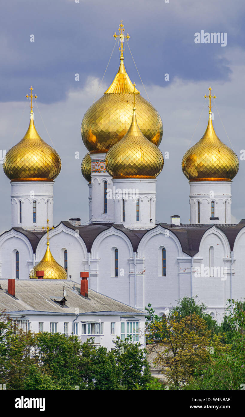 Kathedrale goldenen Kuppeln, mit grünen Bäumen und graue Wolken Hintergrund, Jaroslawl, Russland Stockfoto